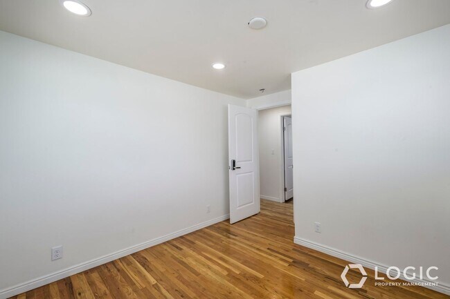 Building Photo - 759 Riverside Dr