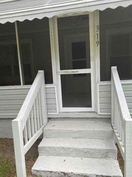 Building Photo - 319 Railroad St