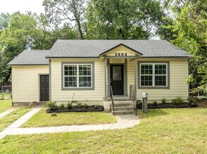 Building Photo - Freshly Updated 3 Bedroom House