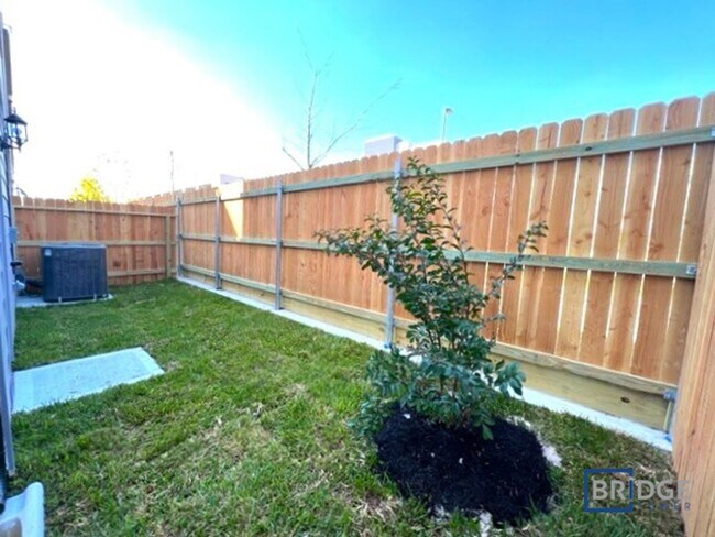 Building Photo - 333 N Centro Circle, Shenandoah, TX 77385