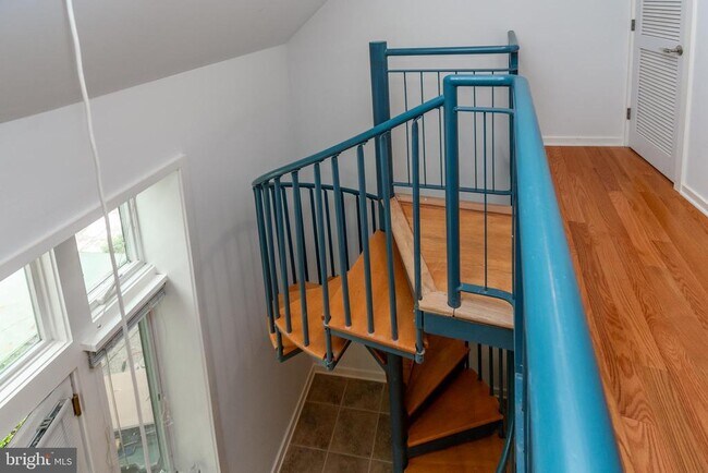 Building Photo - 36 Moore St