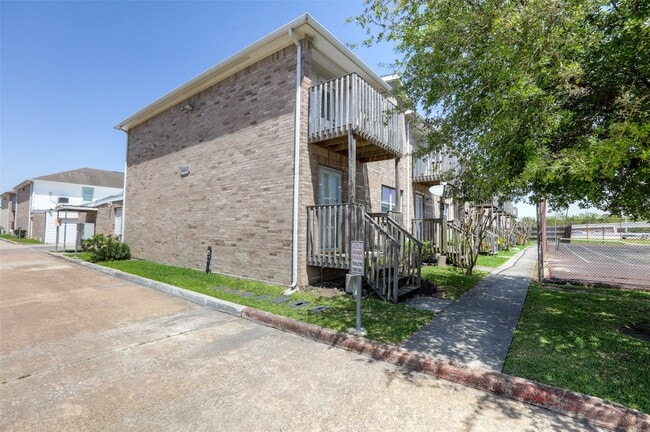 Building Photo - 11905 Algonquin Dr