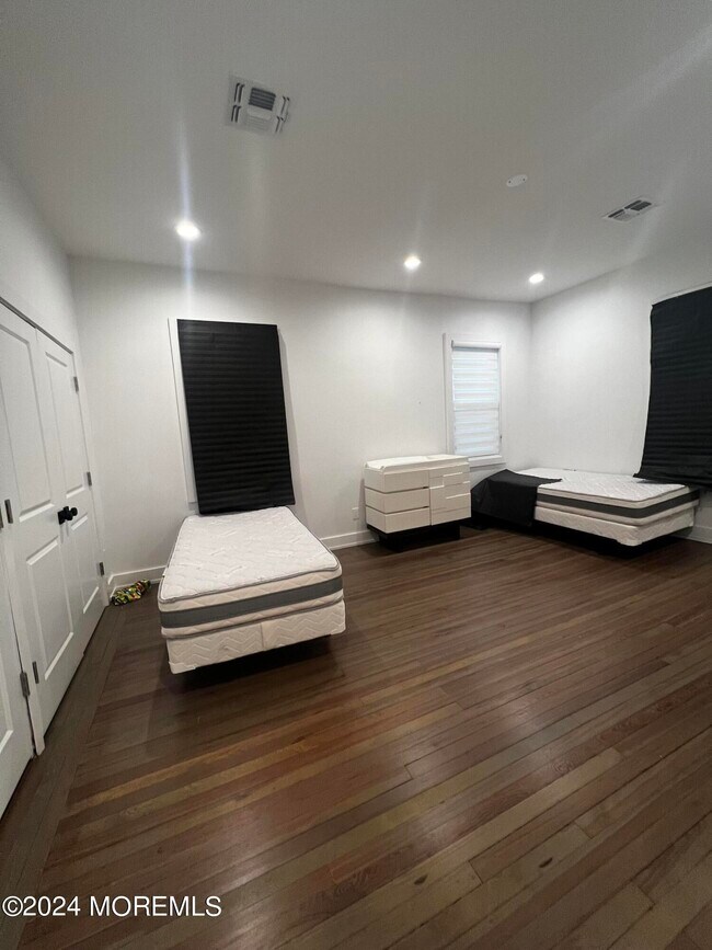 Building Photo - 255 Hollywood Ave