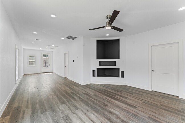 Building Photo - 365 Rd 5605