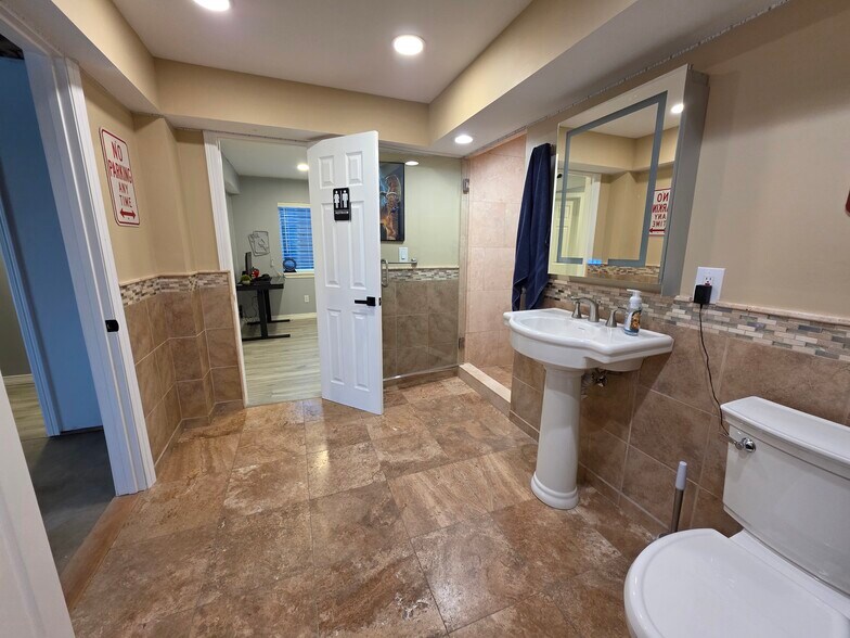 Building Photo - 9536 W Avalon Dr