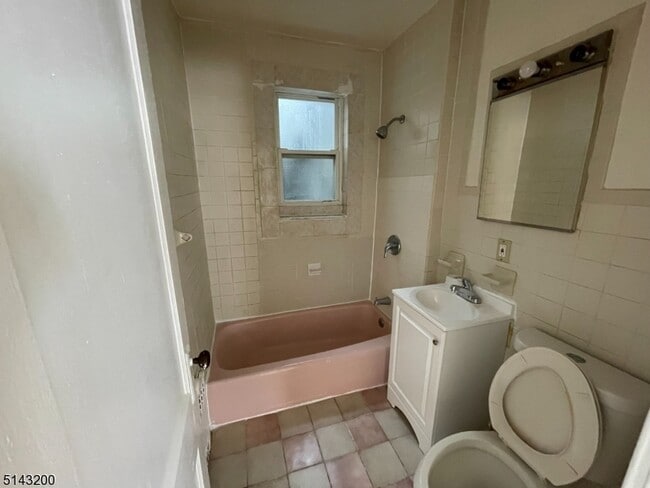 Building Photo - 19 Meadowbrook Pl