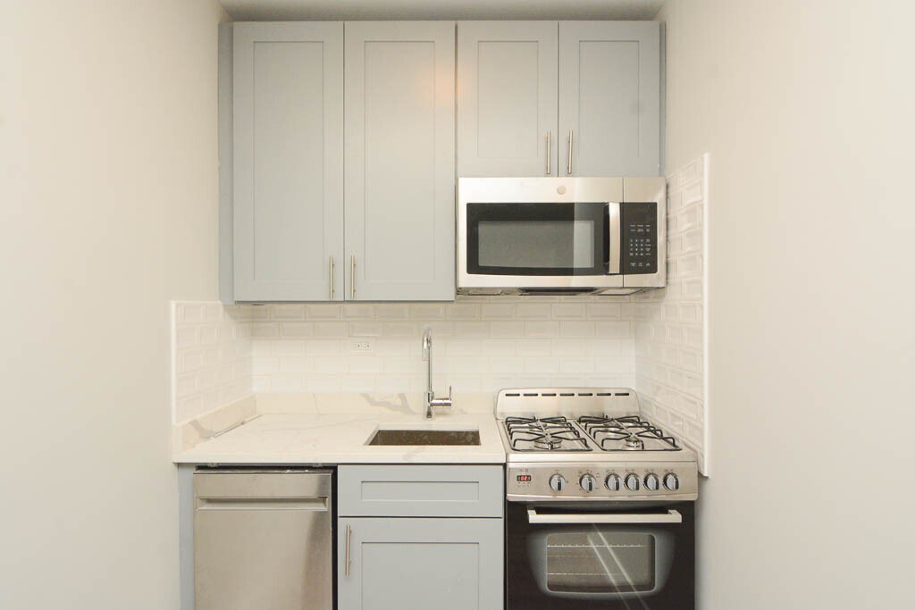 Building Photo - 533 W Belmont Ave