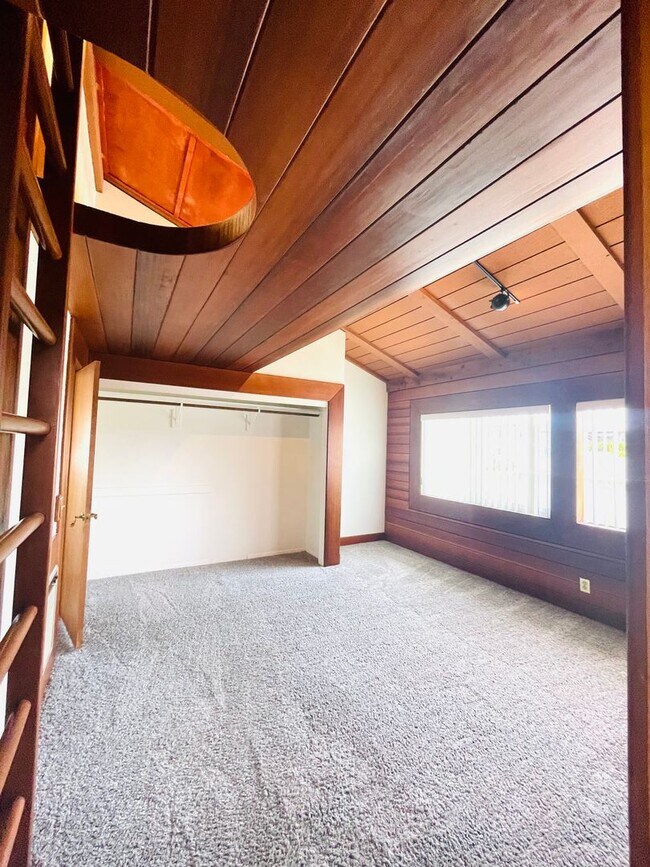 Building Photo - Coastal Living just step away from the BEACH~ Spacious - 3 story home with large living/dining ar...