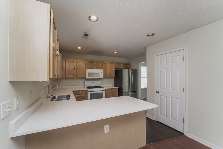 Building Photo - 5900 Hidden Meadow Ln