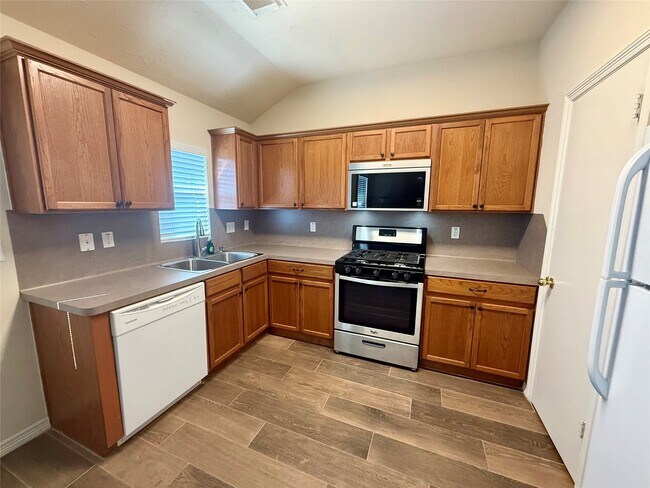 Building Photo - 5005 Deer Path Dr