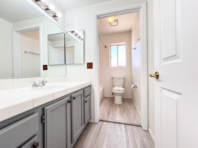 Building Photo - GATED COMMUNITY! Great Location!