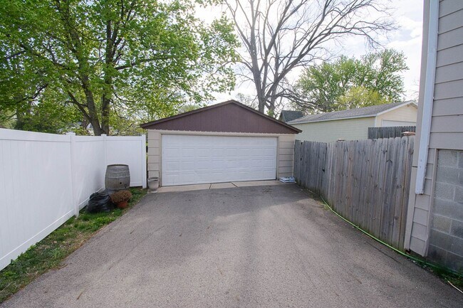 Building Photo - Close to Downtown Location with Fenced Yard