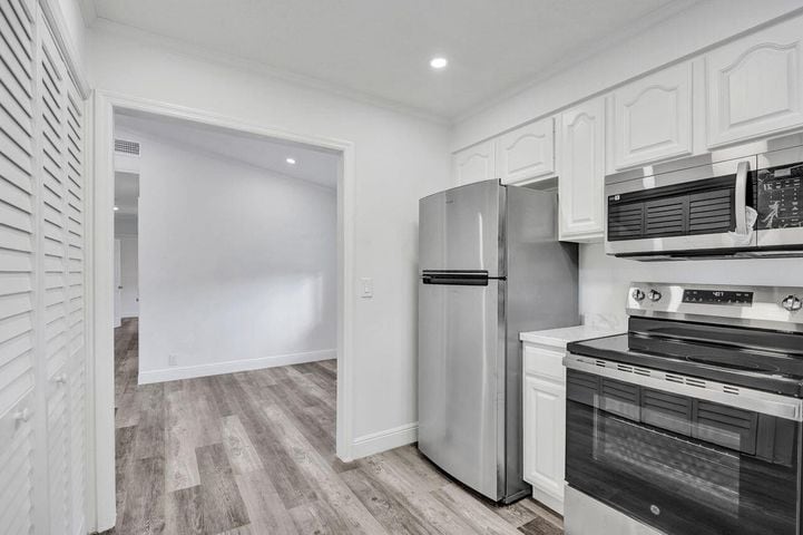 Building Photo - 229 SW 1st Ave