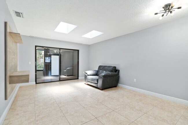 Building Photo - Beautiful Modern 2/1 Townhome in St. Cloud's Pine Lake Villas