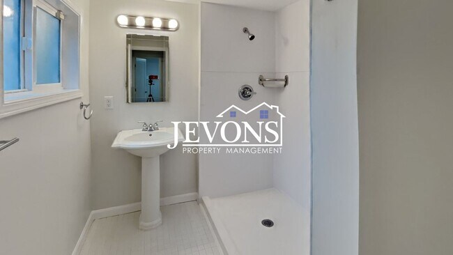 Building Photo - Beautiful single-family home in Seattle