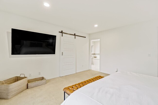 Building Photo - Lovely 3 Bedroom + Bonus Room with Spaciou...