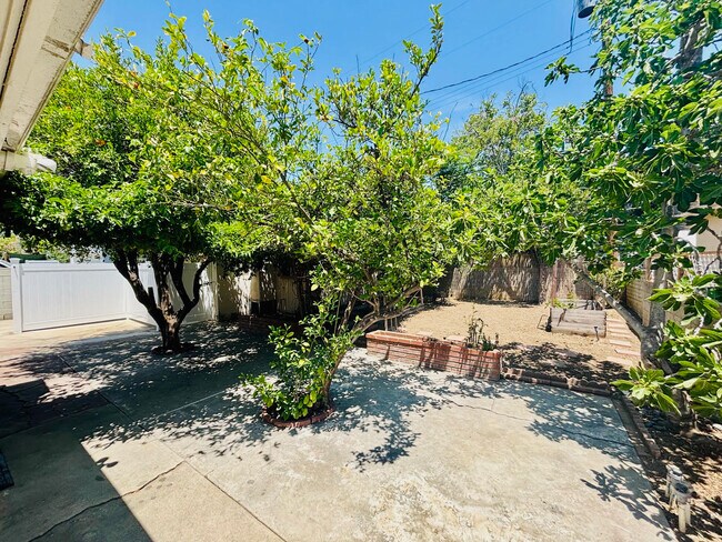 Building Photo - 6533 Balcom Ave