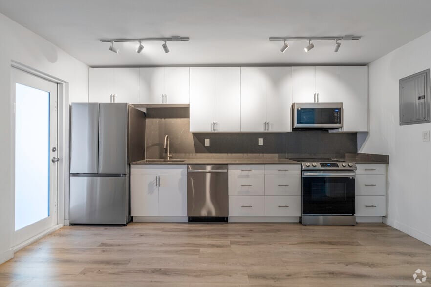 1BR, 1BA - 415SF - Kitchen - Palm Plaza Apartments