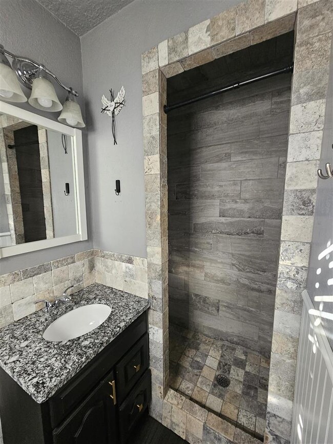 Building Photo - 4621 SE Mieling Dr