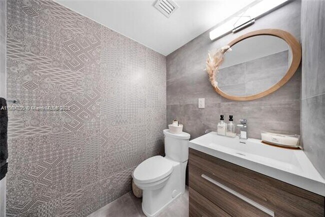 Building Photo - 5838 Collins Ave