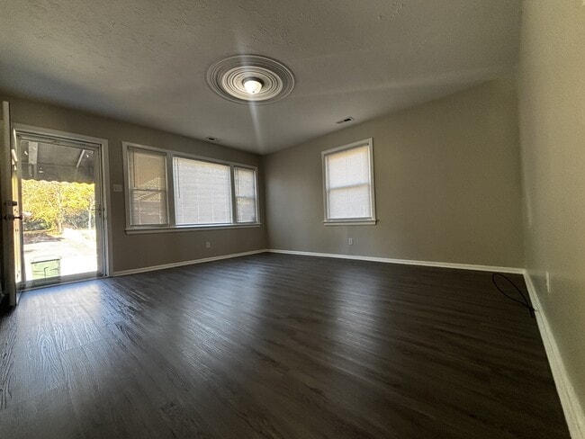 Building Photo - 516 Olivia Ln