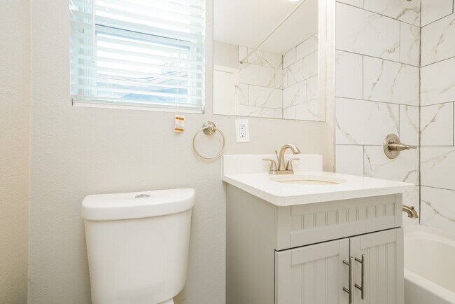 Building Photo - 513 N Wood St