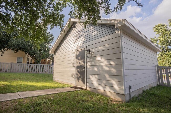 Building Photo - 1059 Powell