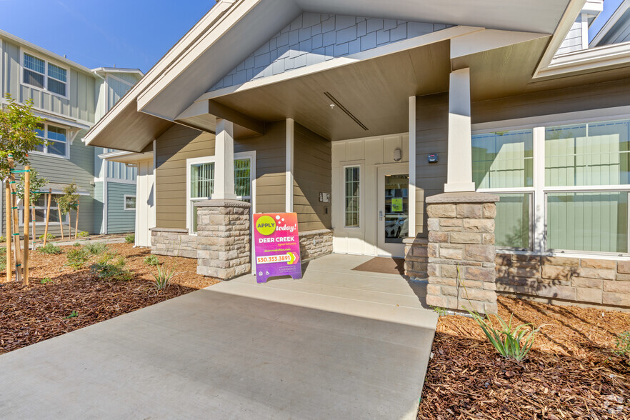 Building Entrance - Deer Creek I &II