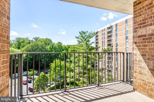 Building Photo - 2300 Pimmit Dr