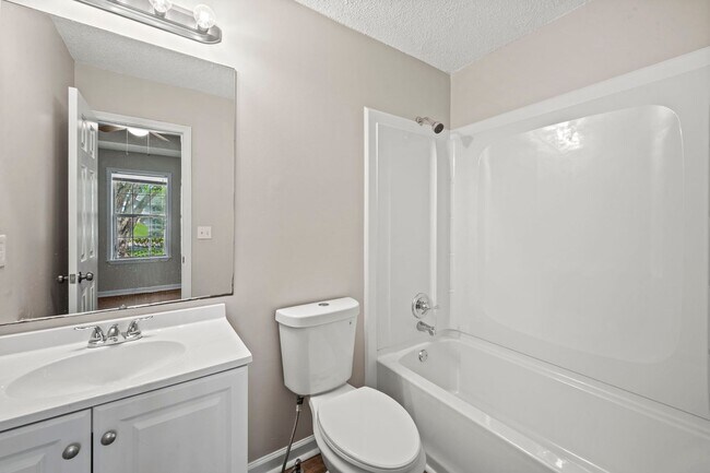 Building Photo - Beautifully Renovated Home!