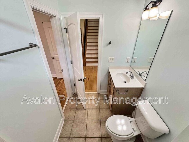 Building Photo - 2435 Manor View