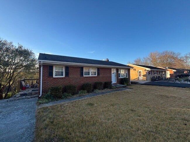 Building Photo - 4 Bedroom 2 Bath in Monterey Neighborhood