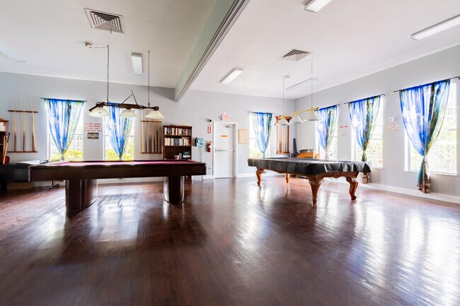 Building Photo - 2811 Somerset Dr