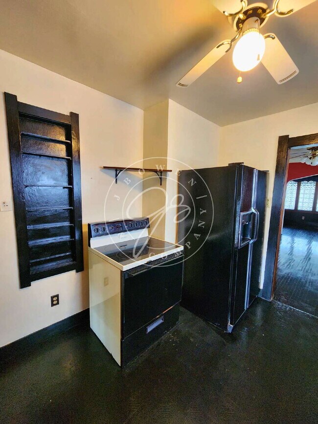 Building Photo - Adorable but unique 3+ bedrooms with bonus rooms! Fenced yard!