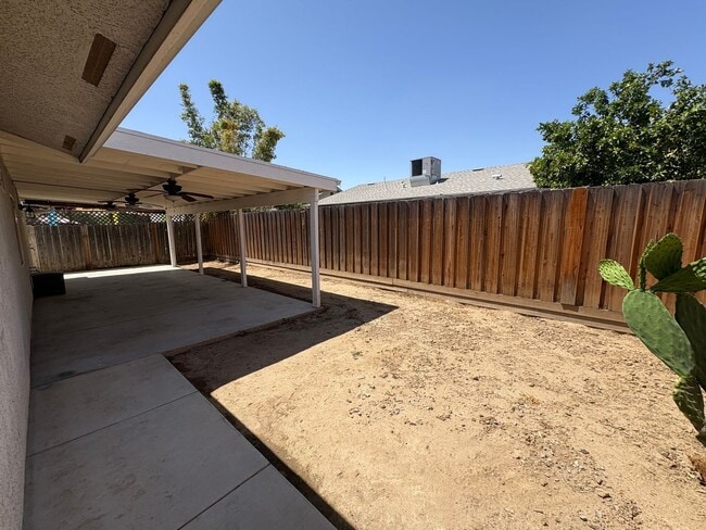 Building Photo - 744 W Buena Vista Ave