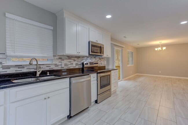 Building Photo - Spacious 5 Bedroom Home in Ooltewah with Basement & Workshop!