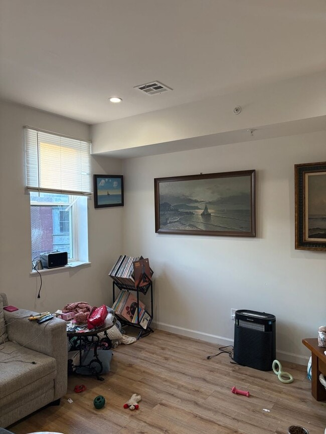 Building Photo - 737 S 4th St