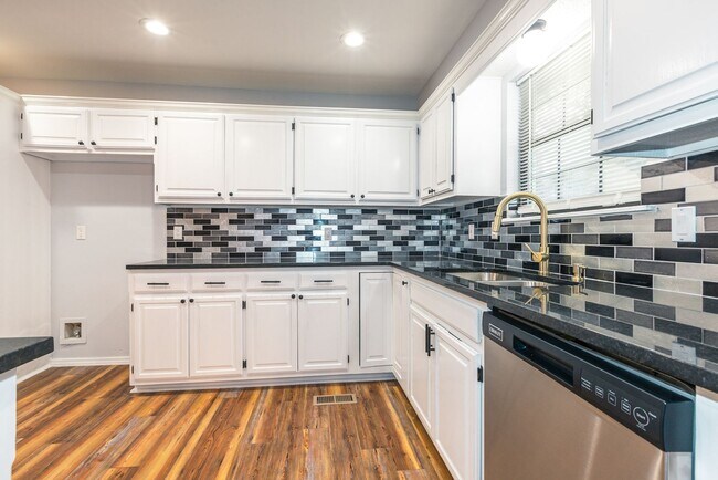 Building Photo - Newly Renovated 4 Bed / 3.5 Bath in Tulsa ...