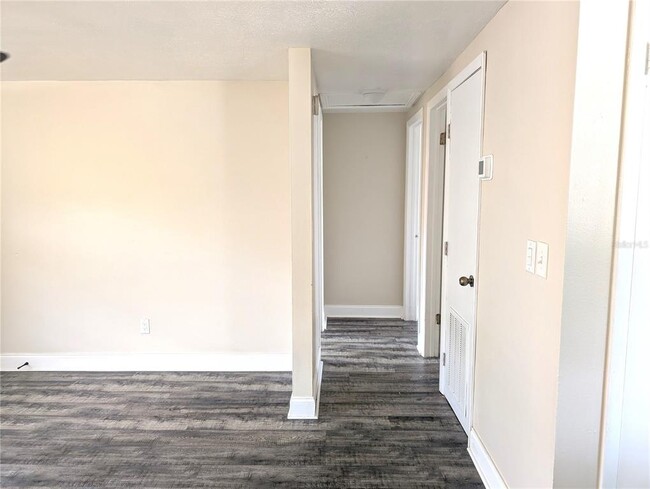 Building Photo - 8942 Temple Terrace Hwy