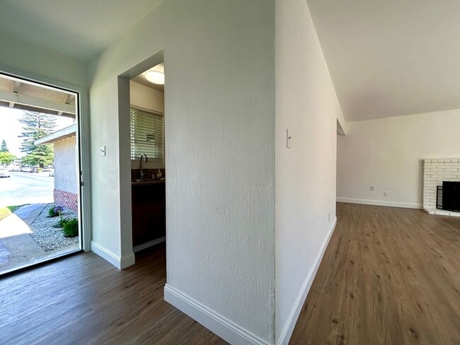 Building Photo - Beautiful 3 bedroom 2 Bathroom For Rent in...