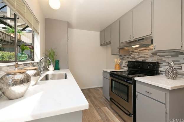 Building Photo - 323 Streamwood-