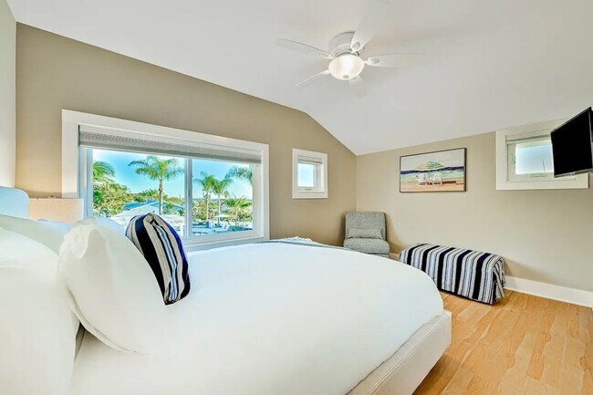 Building Photo - 1185 Tamarack Ave