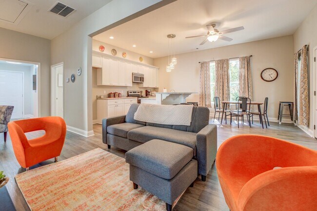 Building Photo - Spacious 3 Bedroom Home located in Histori...