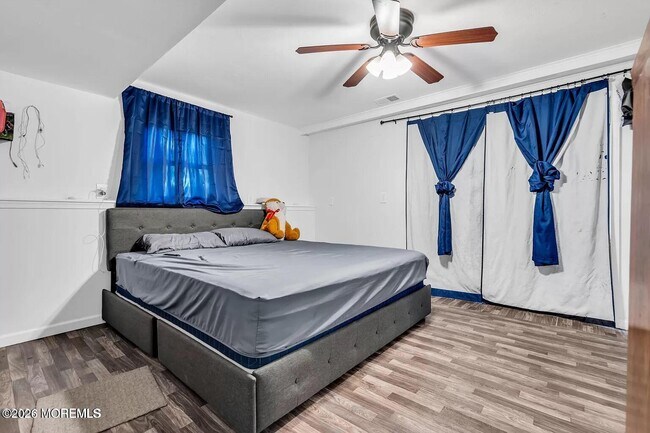 Building Photo - 518 River Dr