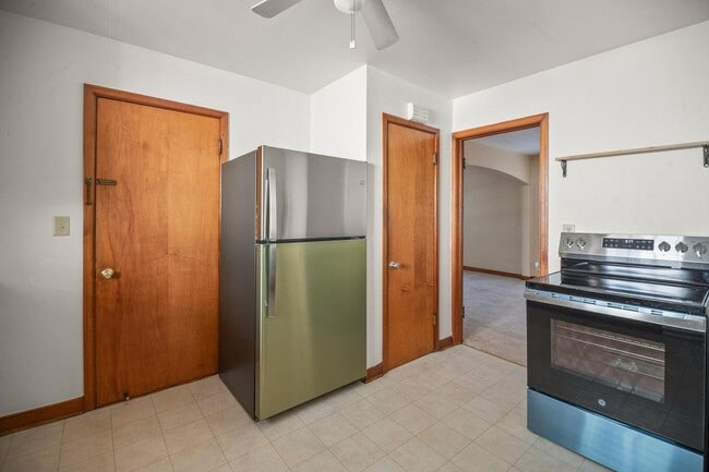 Building Photo - 1700 E Menlo Blvd