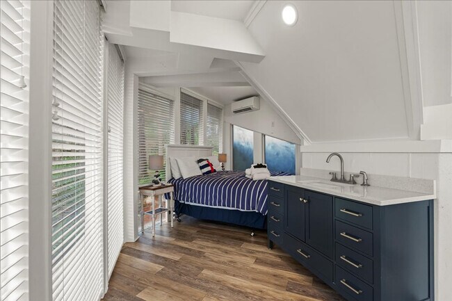 Building Photo - 2041 Deer Island Rd