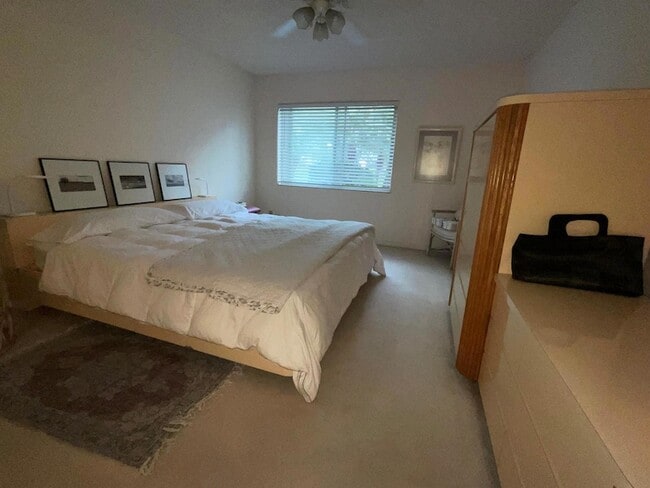 Building Photo - 8593 Raintree Ct