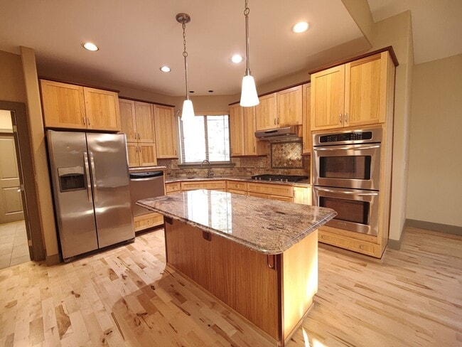 Building Photo - Single Level 4 Bedroom 3 Bath Beauty