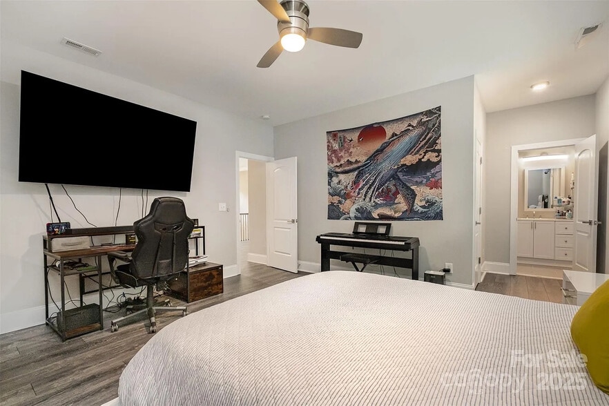 Building Photo - Room in House on Knollwood Cir