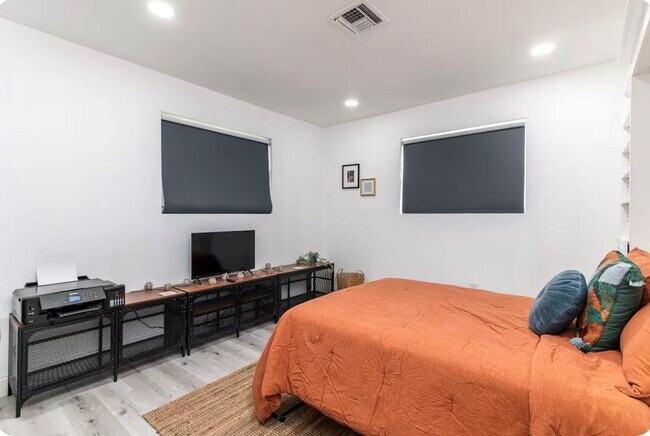 Building Photo - 2648 NW 9th Ln